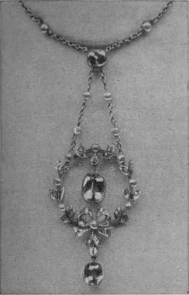A beautiful pendant in aquamarines and diamonds