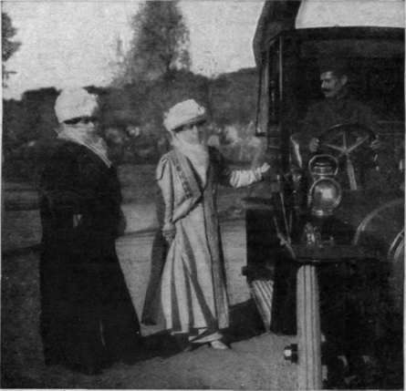 Photo, Chusscau flaviens Ladies of the harem starting for a motor drive his bride