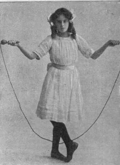 Fig. 8. Toe to toe. The right toe against the lift, the rope coming under both feet