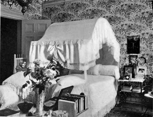 THE HEAD OF THE BED GOES AGAINST THE BLANK WALL
