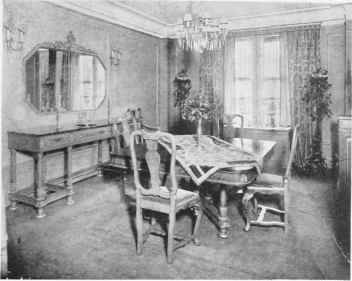 A DINING ROOM WITH 18TH CENTURY ITALIAN FURNITURE.