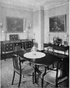 DINING ROOM WITH PALE GREEN WALLS IN A PARK AVENUE NEW YORK, APARTMENT.