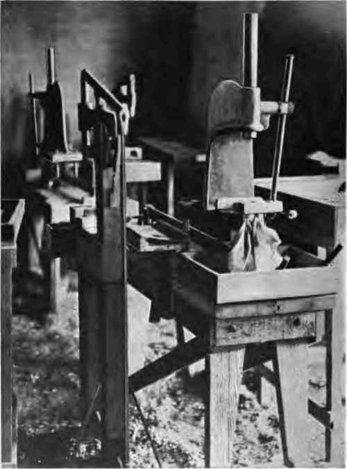 Briquettlng equipment.
