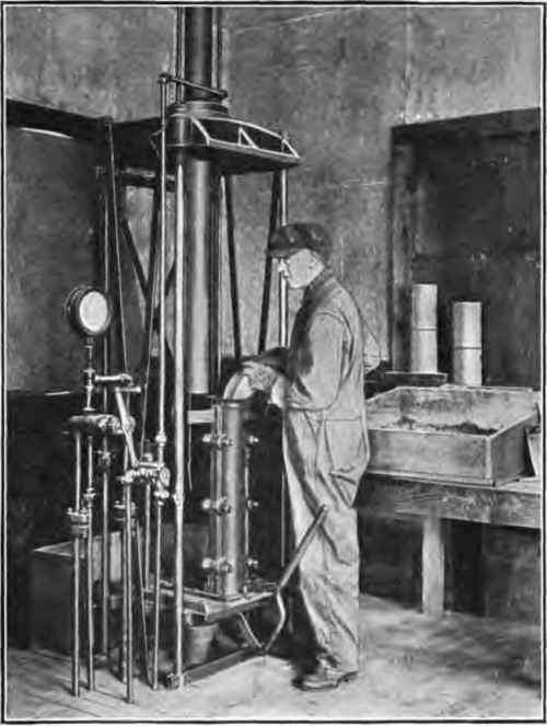 Hydraulic press; filling case.